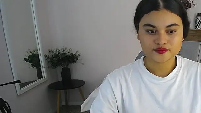 Snapshot of Miabloomm_ chatting on October 23, 2025, 3:27 am Miabloomm online show from October 23, 2025, 3:27 am
