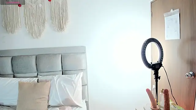 Aliina  Sauvage online show from November 23, 2025, 3:44 pm