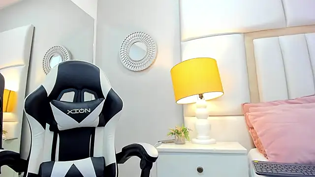 Sweet Lucianaa online show from December 14, 2025, 1:28 pm