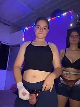 Snapshot of Ashley_and_Zoe chatting on October 16, 2025, 11:02 pm Ashley and Zoe online show from October 16, 2025, 11:02 pm