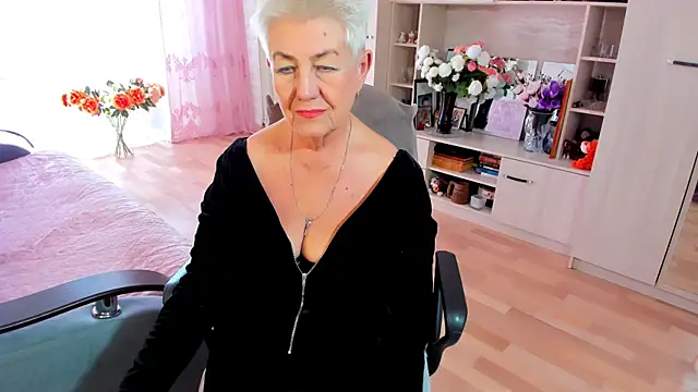 HotandMature online show from April 10, 2026, 9:27 am