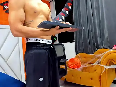 Snapshot of adrian_ray chatting on November 3, 2025, 6:33 pm adrian ray online show from November 3, 2025, 6:33 pm