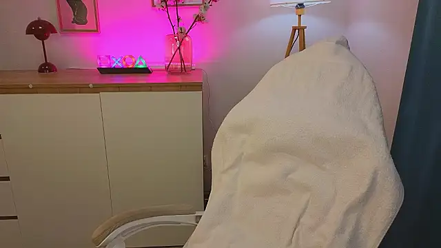 Snapshot of _Den1s_ chatting on February 19, 2026, 12:24 pm Den1s online show from February 19, 2026, 12:24 pm