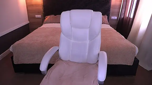 LioraFox online show from September 13, 2025, 6:57 am