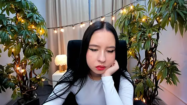 LeonaThompson online show from December 4, 2025, 7:29 am