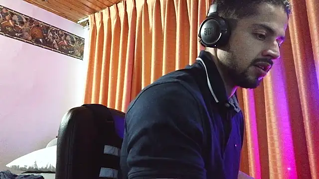 Snapshot of Axel-Cr0ss chatting on October 8, 2025, 12:01 am Axel-Cr0ss online show from October 8, 2025, 12:01 am