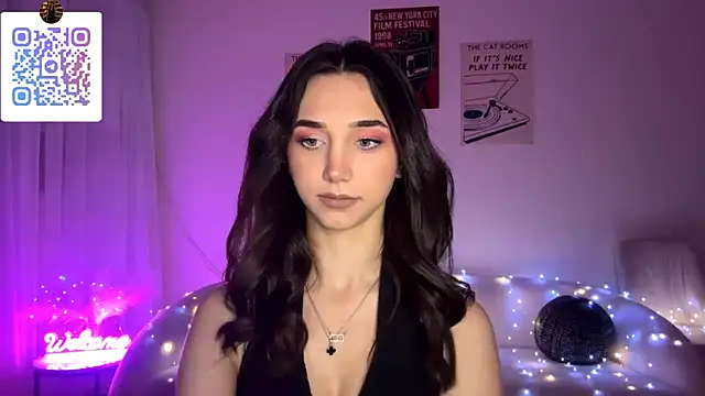 LinaMour online show from April 4, 2026, 10:49 pm