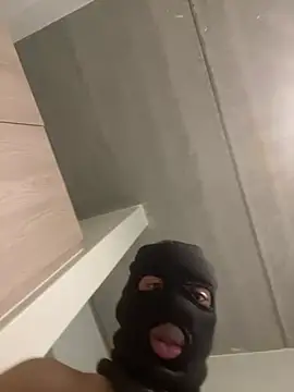 fitsexyman online show from April 6, 2026, 4:46 am