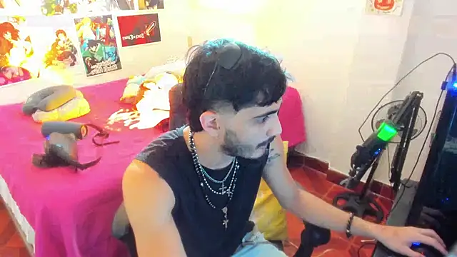 Snapshot of LovexJuxn_ chatting on December 17, 2025, 4:34 pm LovexJuxn online show from December 17, 2025, 4:34 pm