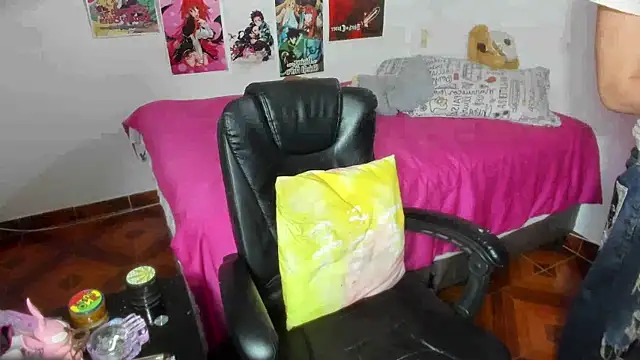 Snapshot of LovexJuxn_ chatting on November 24, 2025, 4:40 pm LovexJuxn online show from November 24, 2025, 4:40 pm