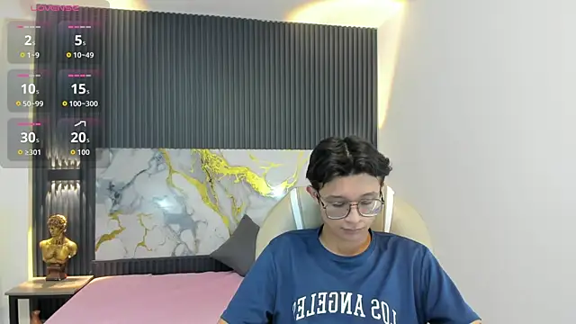 Snapshot of SantiagoRusso18 chatting on November 6, 2025, 12:09 pm SantiagoRusso18 online show from November 6, 2025, 12:09 pm