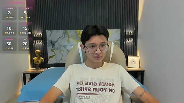 Snapshot of SantiagoRusso18 chatting on October 24, 2025, 12:04 pm SantiagoRusso18 online show from October 24, 2025, 12:04 pm