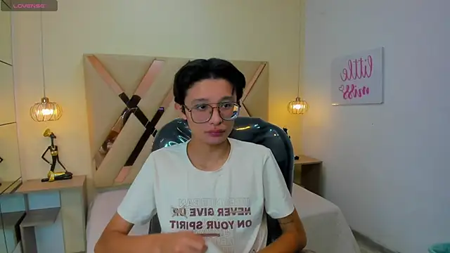 Snapshot of SantiagoRusso18 chatting on November 30, 2025, 9:04 pm SantiagoRusso18 online show from November 30, 2025, 9:04 pm