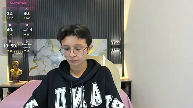 Snapshot of SantiagoRusso18 chatting on November 9, 2025, 12:42 pm SantiagoRusso18 online show from November 9, 2025, 12:42 pm