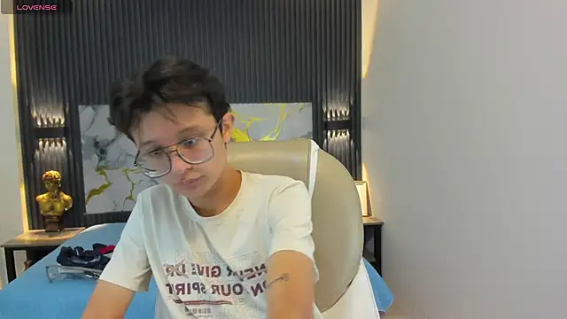 Snapshot of SantiagoRusso18 chatting on October 30, 2025, 12:25 pm SantiagoRusso18 online show from October 30, 2025, 12:25 pm