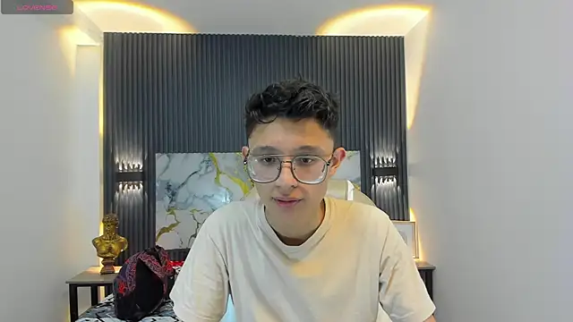 SantiagoRusso18 online show from December 15, 2025, 12:44 pm