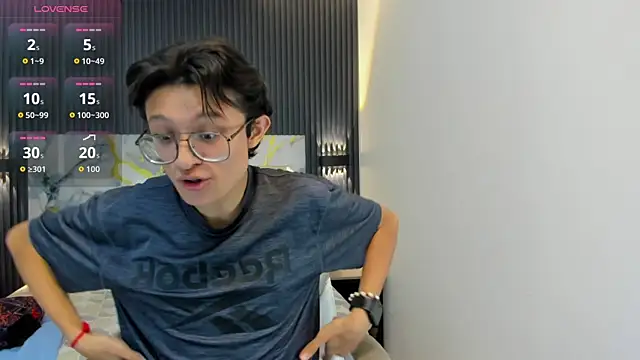 Snapshot of SantiagoRusso18 chatting on December 2, 2025, 2:45 am SantiagoRusso18 online show from December 2, 2025, 2:45 am