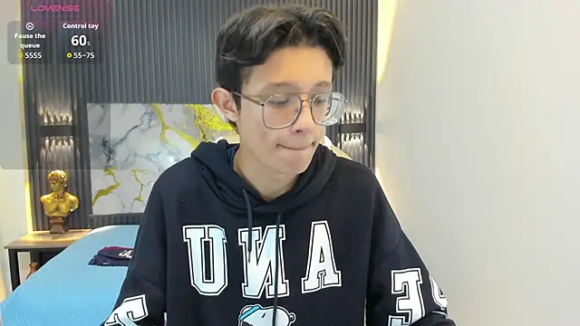 Snapshot of SantiagoRusso18 chatting on October 31, 2025, 12:02 pm SantiagoRusso18 online show from October 31, 2025, 12:02 pm