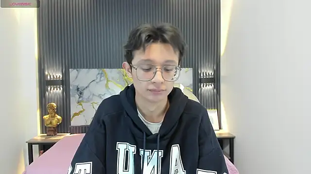 Snapshot of SantiagoRusso18 chatting on November 5, 2025, 12:30 pm SantiagoRusso18 online show from November 5, 2025, 12:30 pm