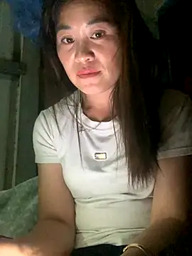 tuyetnhi-00 online show from October 24, 2025, 2:05 pm