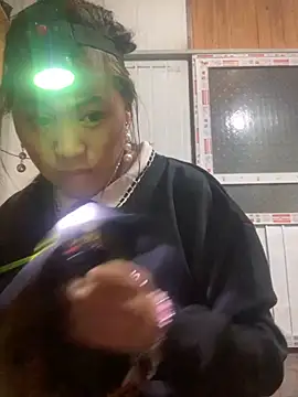 tuyetnhi-00 online show from November 13, 2025, 12:42 pm