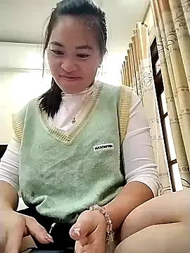 tuyetnhi-00 online show from November 5, 2025, 12:47 am