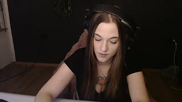 Snapshot of Luna_Lynn chatting on December 17, 2025, 7:19 pm Luna Lynn online show from December 17, 2025, 7:19 pm