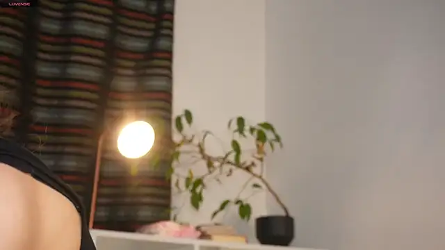 Snapshot of ttragedienne chatting on November 16, 2025, 10:20 am ttragedienne online show from November 16, 2025, 10:20 am