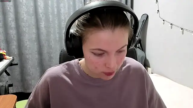 CutieAnny online show from April 22, 2026, 9:10 pm