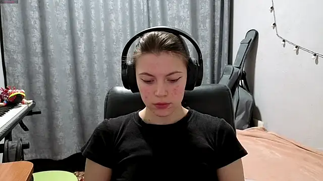 CutieAnny online show from April 21, 2026, 8:15 pm