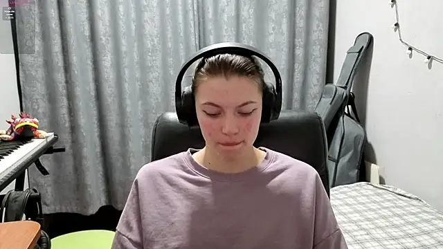 CutieAnny online show from April 23, 2026, 8:21 pm