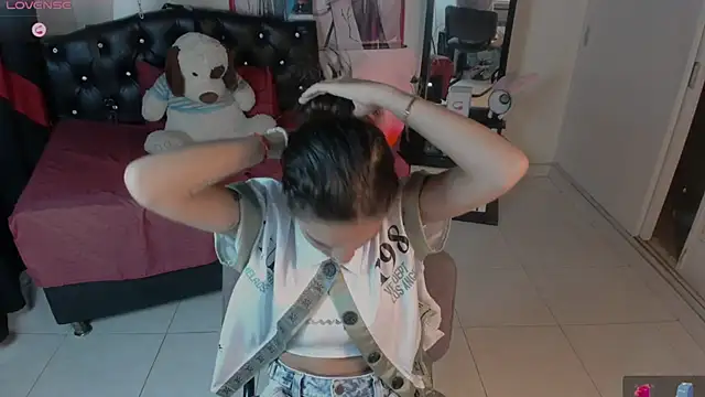 Snapshot of Skylovershot chatting on November 5, 2025, 7:28 pm Skylovershot online show from November 5, 2025, 7:28 pm