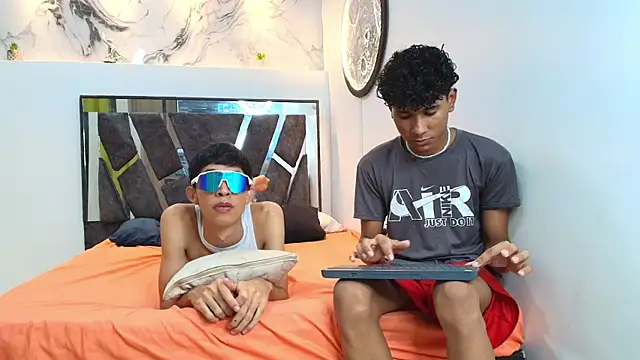 LONDON BOYS1 online show from November 13, 2025, 1:31 am