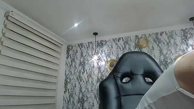 Dafne castro  online show from November 30, 2025, 10:05 am