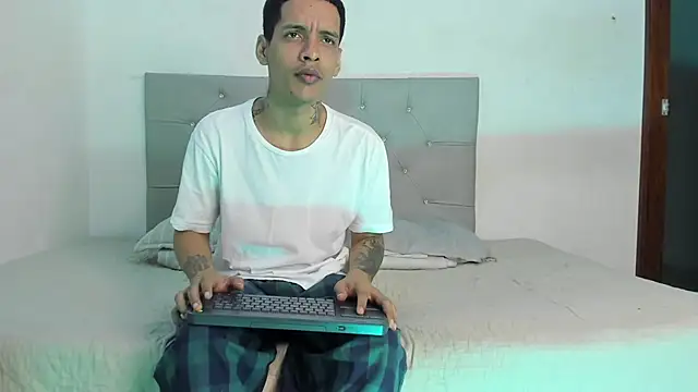 Snapshot of twinkDuohot chatting on December 17, 2025, 2:38 am twinkDuohot online show from December 17, 2025, 2:38 am