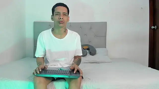 Snapshot of twinkDuohot chatting on December 18, 2025, 4:17 am twinkDuohot online show from December 18, 2025, 4:17 am