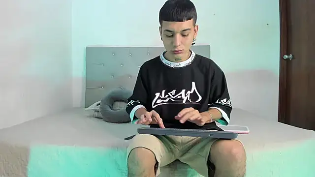 Snapshot of twinkDuohot chatting on December 14, 2025, 5:29 pm twinkDuohot online show from December 14, 2025, 5:29 pm