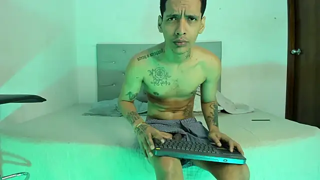 Snapshot of twinkDuohot chatting on December 15, 2025, 7:09 pm twinkDuohot online show from December 15, 2025, 7:09 pm