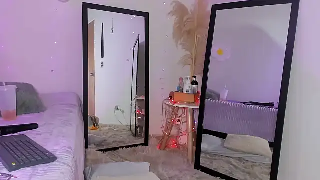 Snapshot of Naomi_Flame chatting on September 23, 2025, 7:10 pm Naomi Flame online show from September 23, 2025, 7:10 pm