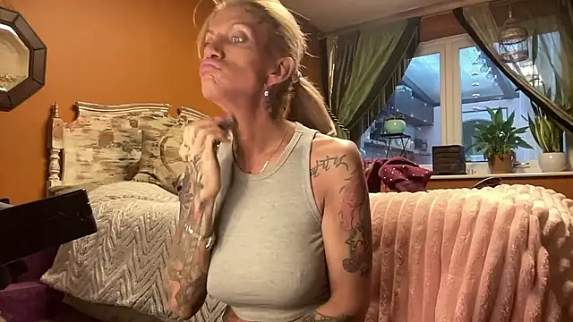 Snapshot of xl_uk_top_trans chatting on January 12, 2026, 8:54 am xl uk top trans online show from January 12, 2026, 8:54 am