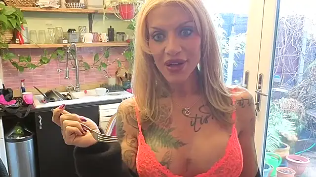 Snapshot of xl_uk_top_trans chatting on February 19, 2026, 2:14 pm xl uk top trans online show from February 19, 2026, 2:14 pm