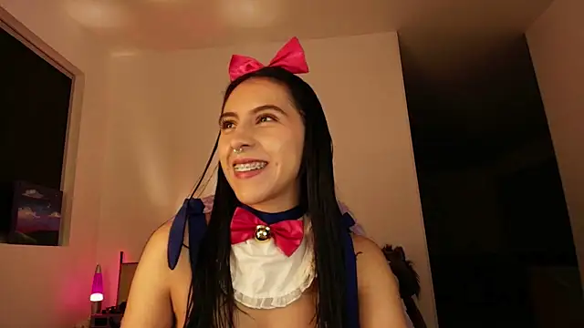 Snapshot of violethun_ chatting on October 7, 2025, 4:35 am violethun online show from October 7, 2025, 4:35 am