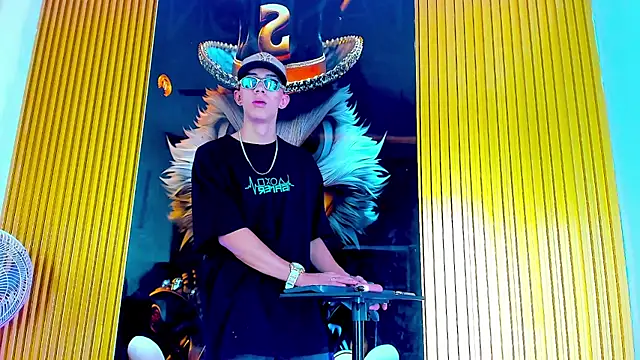 Dante Brown1  online show from October 8, 2025, 9:37 pm