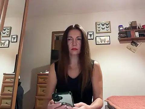 Snapshot of Cyreluna chatting on November 9, 2025, 6:23 pm Cyreluna online show from November 9, 2025, 6:23 pm