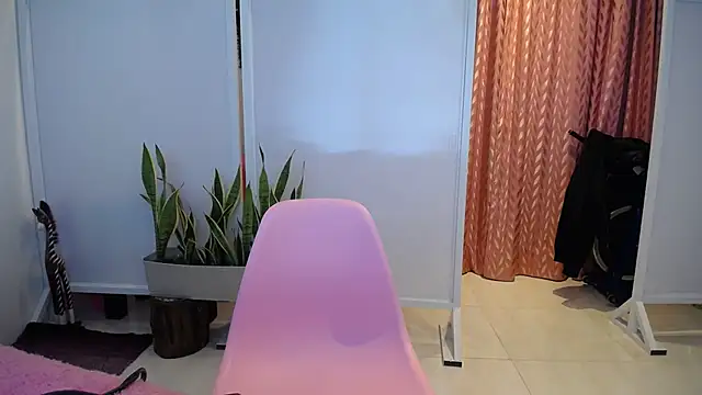 Manuela lara  online show from November 10, 2025, 1:38 pm