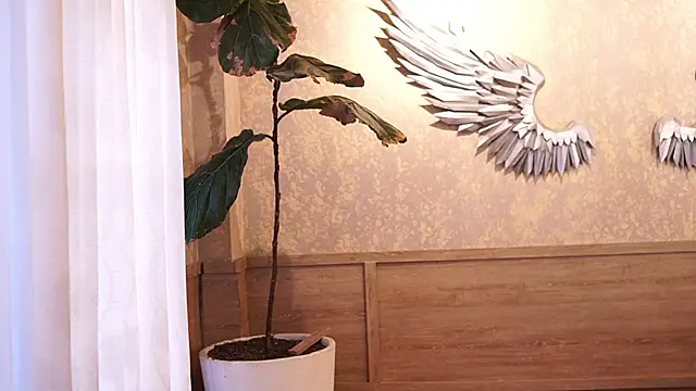 Tayler Kim online show from September 21, 2025, 3:50 pm