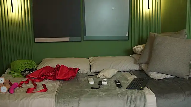 Tayler Kim online show from September 27, 2025, 6:14 pm