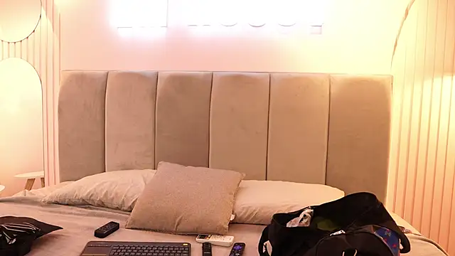 Tayler Kim online show from November 2, 2025, 4:01 pm