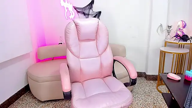 Miss Francheska online show from October 20, 2025, 11:44 am