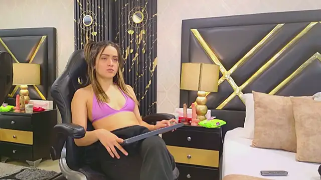 Snapshot of ZoeWilliis chatting on February 22, 2026, 12:18 pm ZoeWilliis online show from February 22, 2026, 12:18 pm